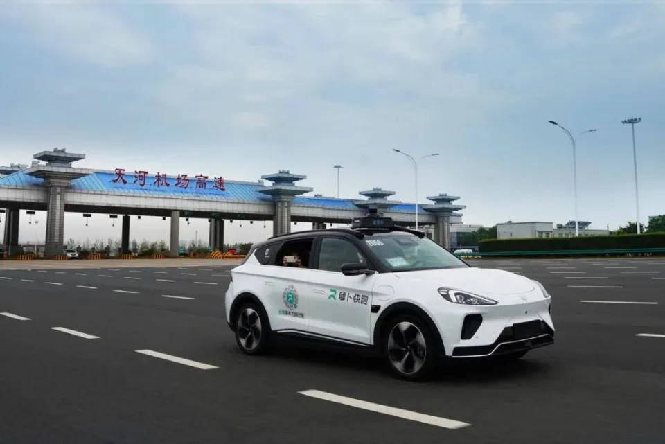 “打无人车、逛大武汉”！“萝卜快跑”会跑出怎样的未来？