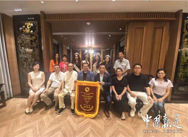 【产融动态】我会文化顾问、监事长方斌老师赠“大商以诚”，以笔墨联结海内外华人商界情谊